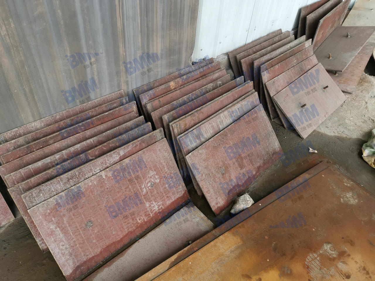 法钢技术人员勘察水泥厂零配件